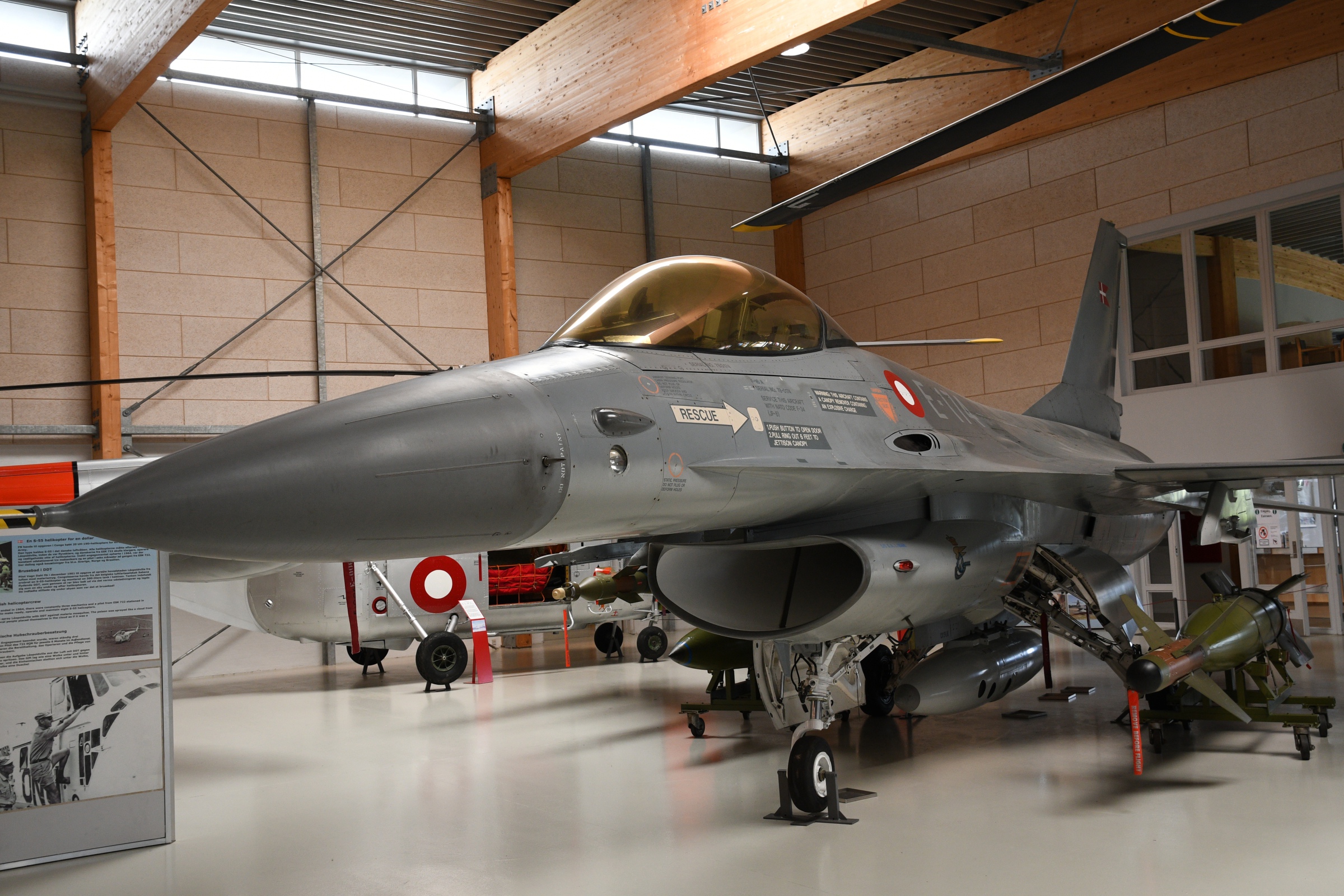 F-16A  Fighting Falcon