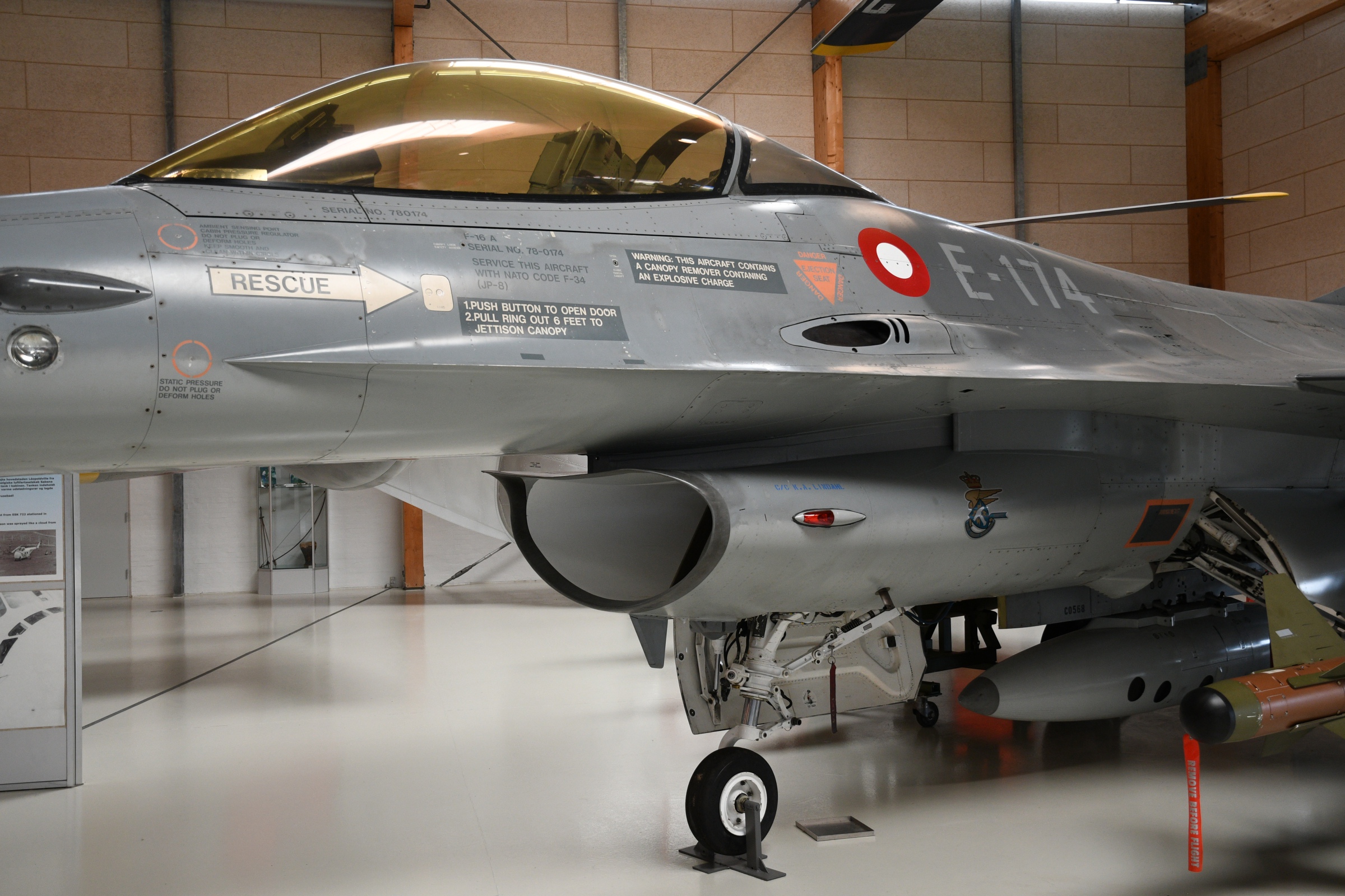 F-16A  Fighting Falcon