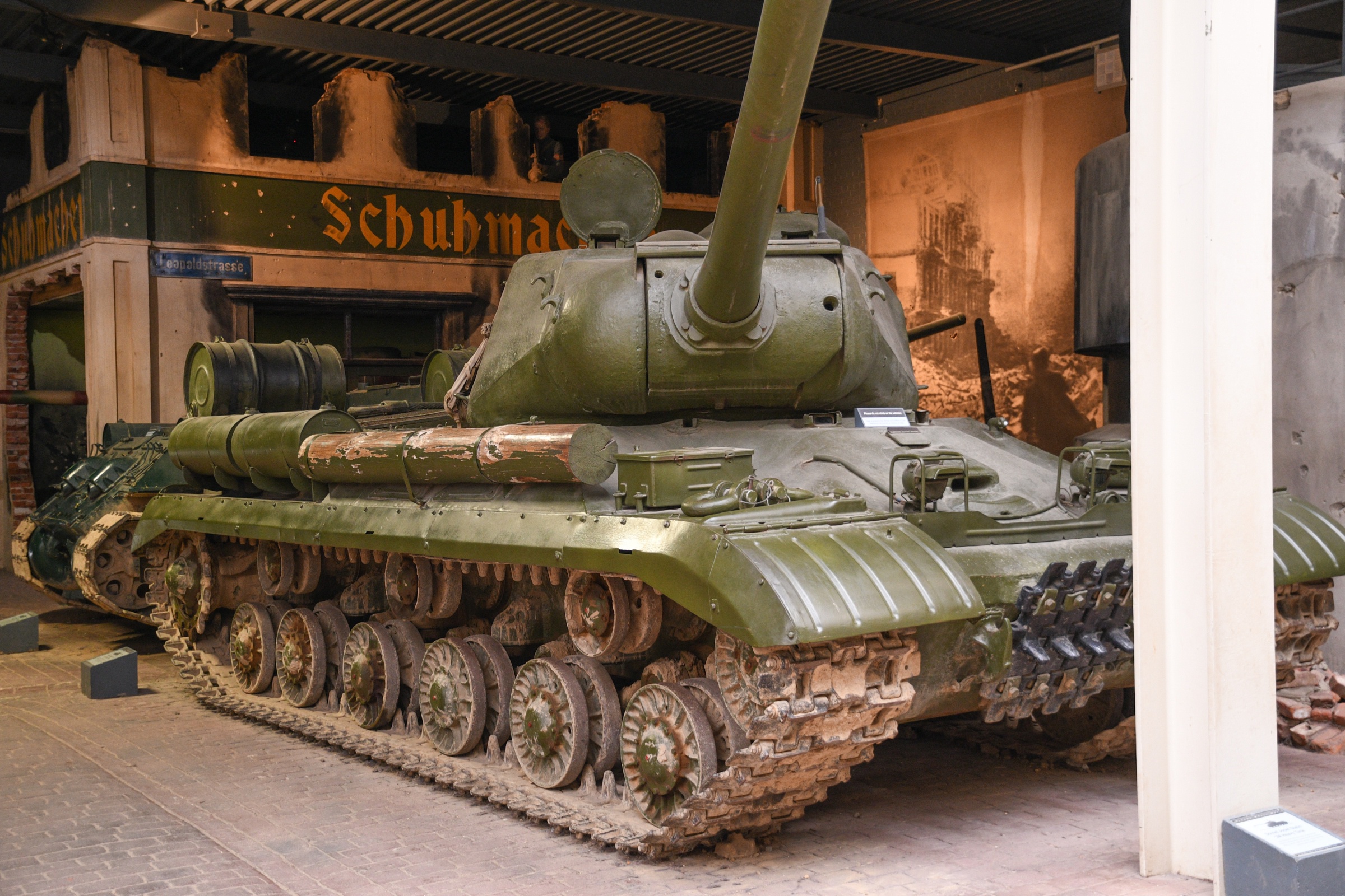 JS-2M Iosif Stalin JS-2M Iosif Stalin