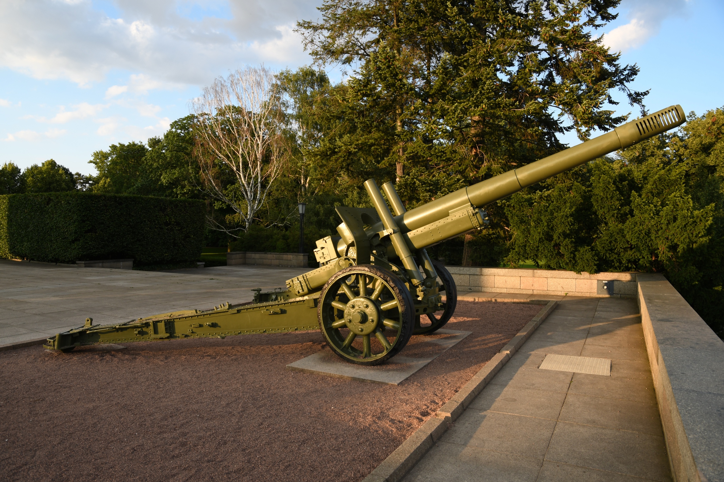 152 mm Howitzer Gun M1937 (ML-20)  (Berlin, Germany) 