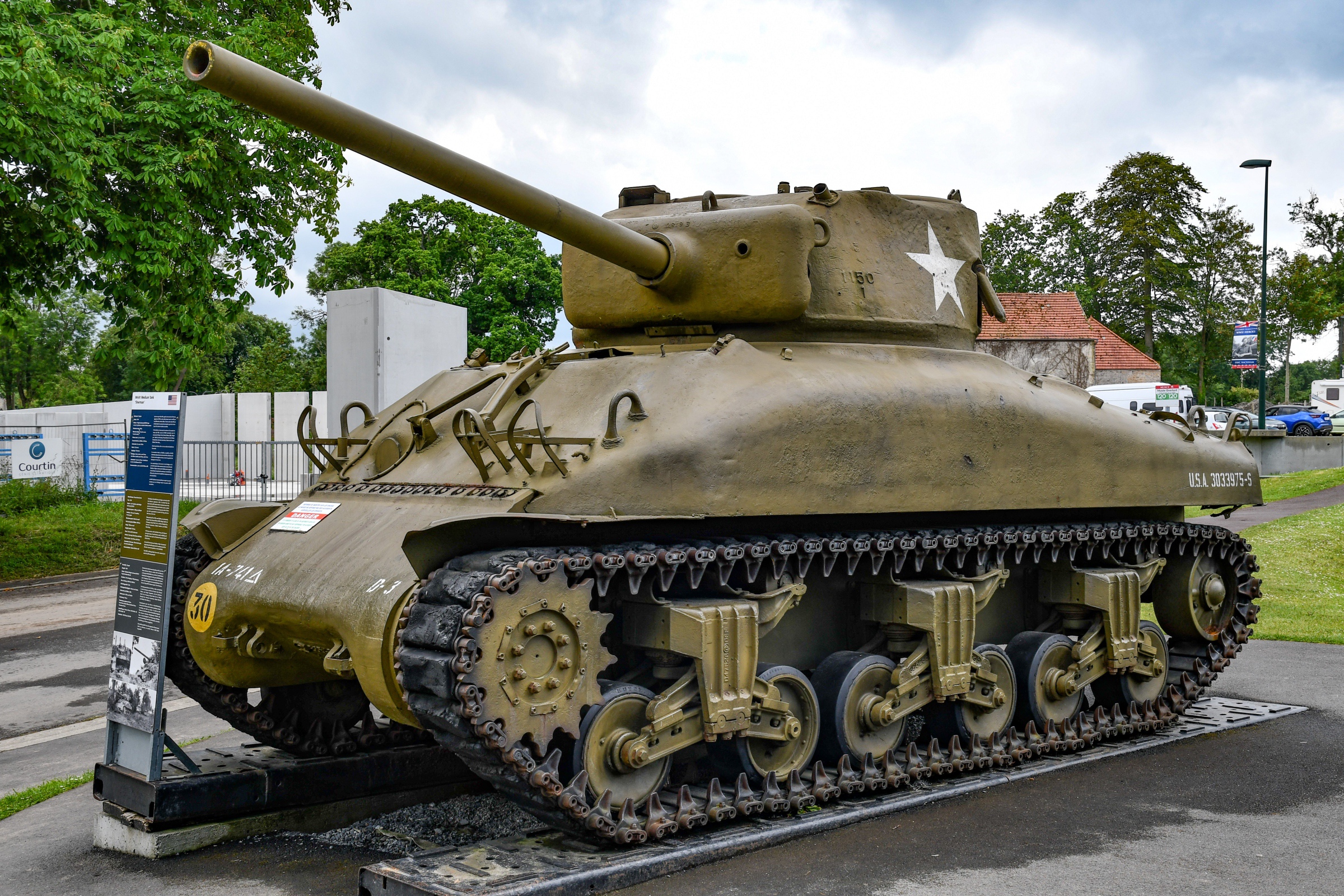 M4A1(76) Sherman  (Colleville sur Mer, France) 